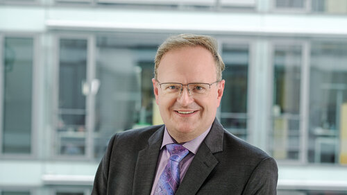 „Statt vier Mann Besatzung auf einem Binnenschiff müssten mehr als hundert Lkw-Fahrer bezahlt werden” „Statt vier Mann Besatzung auf einem Binnenschiff müssten mehr als hundert Lkw-Fahrer bezahlt werden”