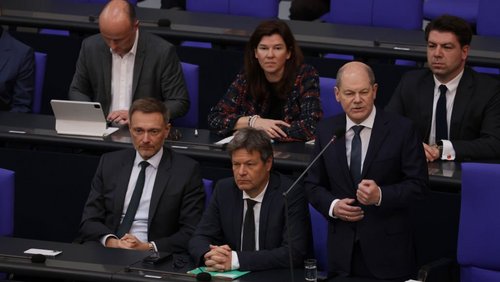 Bundeskanzler Olaf Scholz flankiert von Bundeswirtschaftsminister Robert Habeck und Bundesfinanzminister Christian Linder im Bundestag 