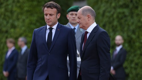 Auf der Suche nach Nähe: Emmanuel Macron und Olaf Scholz.
