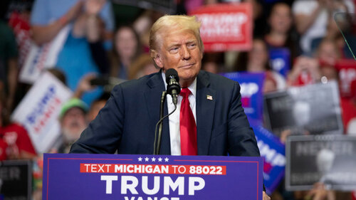 Der republikanische Präsidentschaftskandidat und ehemalige Präsident Donald J. Trump hält seine erste öffentliche Wahlkampfveranstaltun am 20. Juli 2024 in Grand Rapids, Michigan. Der republikanische Präsidentschaftskandidat und ehemalige Präsident Donald J. Trump hält seine erste öffentliche Wahlkampfveranstaltun am 20. Juli 2024 in Grand Rapids, Michigan.
