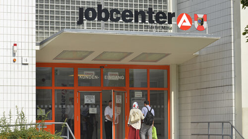 Auf dem Bild ist ein Jobcentergebäude zu sehen