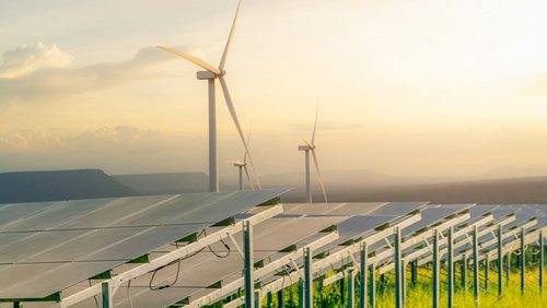 Nachhaltige Energie. Solar- und Windkraftanlagen. Nachhaltige Ressourcen. Solar, Windkraft. Erneuerbare Energie. Nachhaltige Entwicklung. Photovoltaik-Panel. Ökostrom. Alternative Stromquelle.