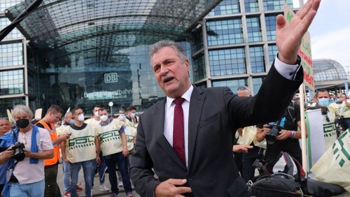 GDL-Chef Claus Weselsky vor dem Berliner Hauptbahnhof im Jahr 2021 bei einem Bahnstreik.