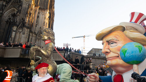 Beim Rosenmontagsumzug werden traditionell die Mächtigen auf die Schippe genommen.
