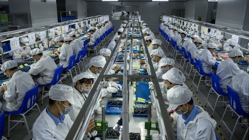 Fließbandarbeit in einem Industriebetrieb im chinesischen Shenzen