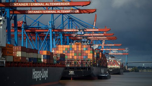 Containerschiffen an einem Containerterminal im Hamburger Hafen
