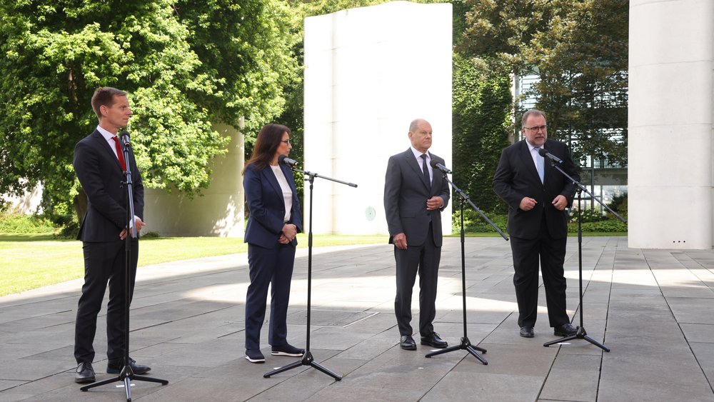 Nachhaltigkeitsexperte Kai Niebert, DGB-Vorsitzende Yasmin Fahimi, Bundeskanzler Olaf Scholz und BDI-Präsident Siegfried Russwurm bei der ersten Konzertierten Aktion im Juni 2022.