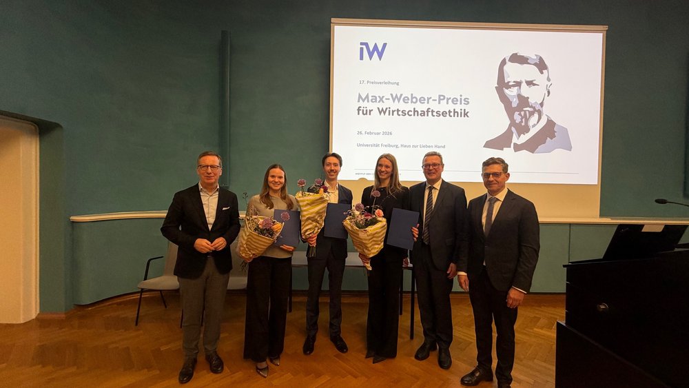 Die Preisträgerinnen und Preisträger der Max-Weber-Preisverleihung (v. l. n. r.): Berit Weiß, Marvin Daab, Kira Luisa Schirp, Alina Zotsenko (abwesend). Die Preisträgerinnen und Preisträger der Max-Weber-Preisverleihung (v. l. n. r.): Berit Weiß, Marvin Daab, Kira Luisa Schirp, Alina Zotsenko (abwesend).