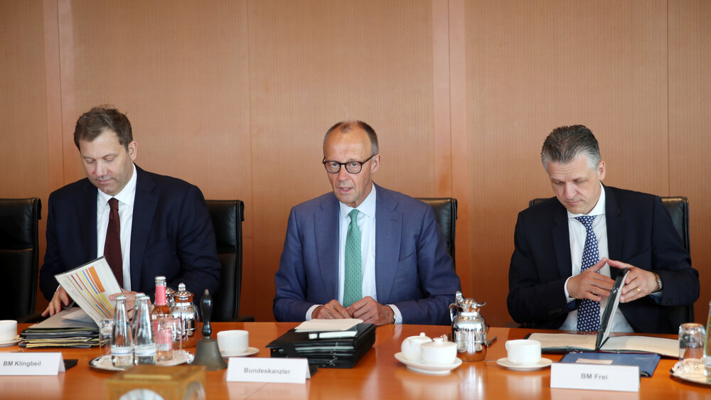 BERLIN, GERMANY - JUNE 10: German Chancellor Friedrich Merz (C) and Vice Chancellor and Finance Minister Lars Klingbeil (L), Federal Minister for Special Affairs and Head of the Chancellery Thorsten Frei (R), attend the weekly federal government cabinet meeting on June 10, 2026 in Berlin, Germany. The cabinet is meeting as public discontent with the performance record of the governing coalition is growing. (Photo by Maryam Majd/Getty Images) BERLIN, GERMANY - JUNE 10: German Chancellor Friedrich Merz (C) and Vice Chancellor and Finance Minister Lars Klingbeil (L), Federal Minister for Special Affairs and Head of the Chancellery Thorsten Frei (R), attend the weekly federal government cabinet meeting on June 10, 2026 in Berlin, Germany. The cabinet is meeting as public discontent with the performance record of the governing coalition is growing. (Photo by Maryam Majd/Getty Images)