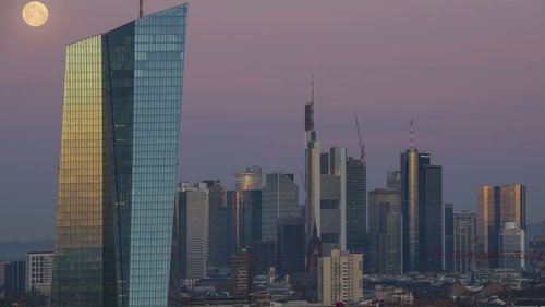 Panorama der Frankfurter Skyline. Links im Vordergrund der EZB-Turm.