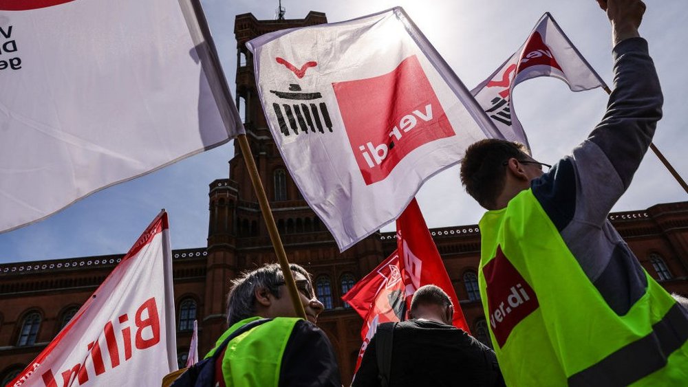Mitglieder von ver.di und anderen deutschen Gewerkschaften und linken Gruppierungen versammeln sich vor dem Roten Rathaus in Berlin.