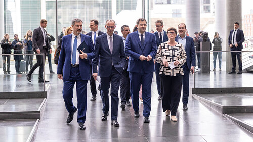 Christdemokraten (CDU/CSU) und Sozialdemokraten (SPD) legen Koalitionsvertrag vor. Christdemokraten (CDU/CSU) und Sozialdemokraten (SPD) legen Koalitionsvertrag vor.