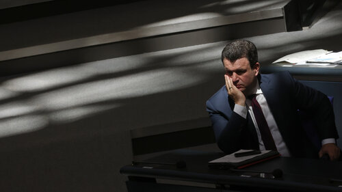 Bundesarbeitsminister Hubertus Heil sitzt nachdenklich im Bundestag