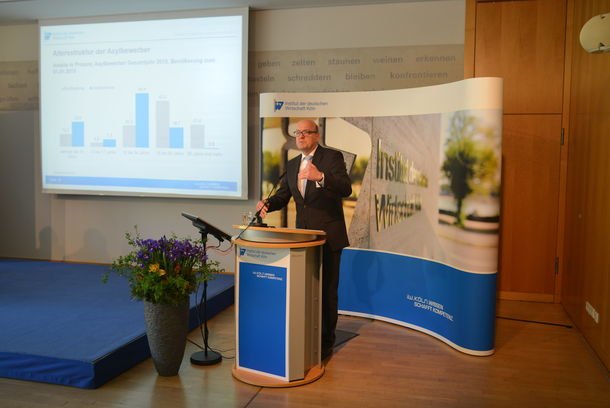Hans-Peter Klös, Leiter des Wissenschaftsbereichs, stellte vor Erfolgsfaktoren zur Integration in den Arbeitsmarkt vor.